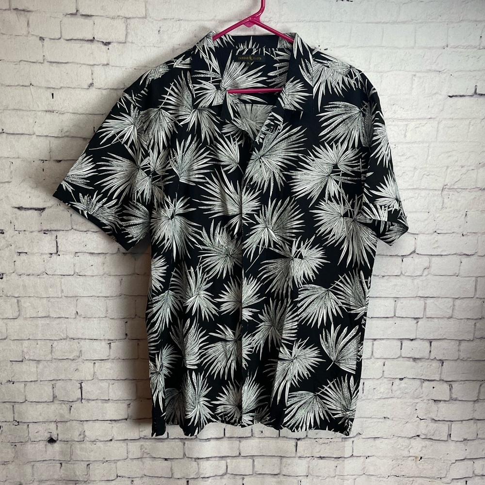 Thread and cloth black and white short sleeve button down shirt size XL